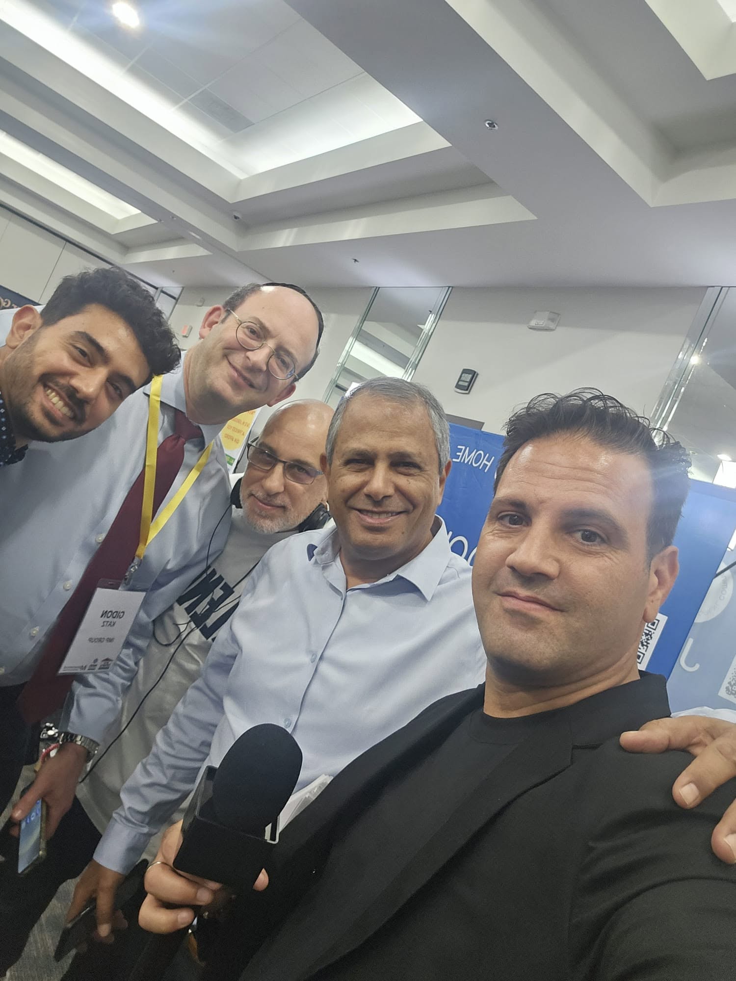 صورة جماعية من فعالية عقارية تجمع جدعون كاتس بآخرين